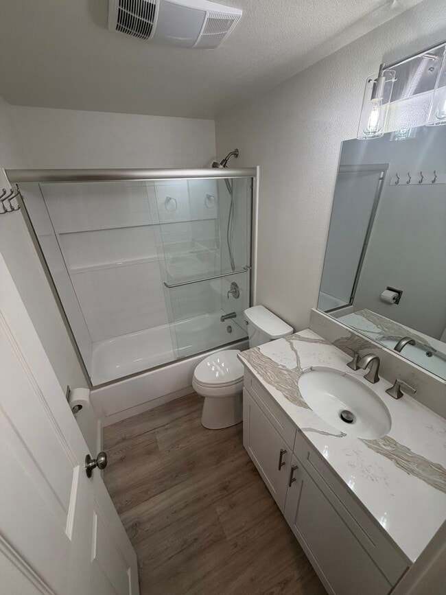 Building Photo - Newly Remodeled Large 2 Bedroom!