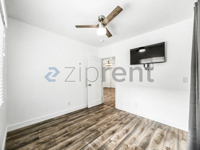 Building Photo - Unit
