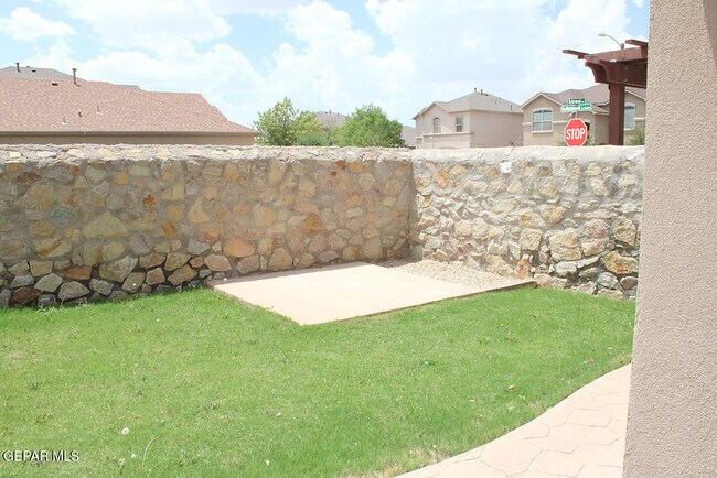 Building Photo - 13832 Hollywood Dr