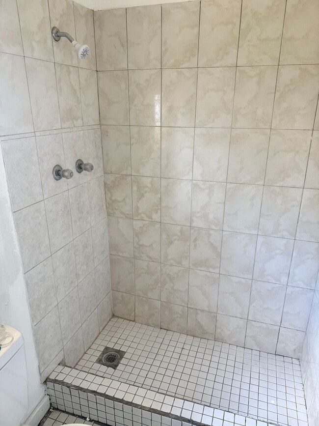 Building Photo - Affordable 2/1 located in St. Pete!