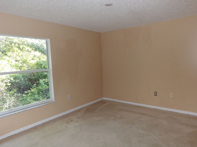 Building Photo - Spacious 4 Bedroom 2236 Sq Ft Call Carole ...