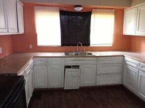 Building Photo - 304 Lawrence Rd