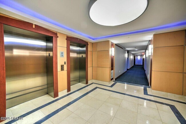 Building Photo - 231 Riverside Dr