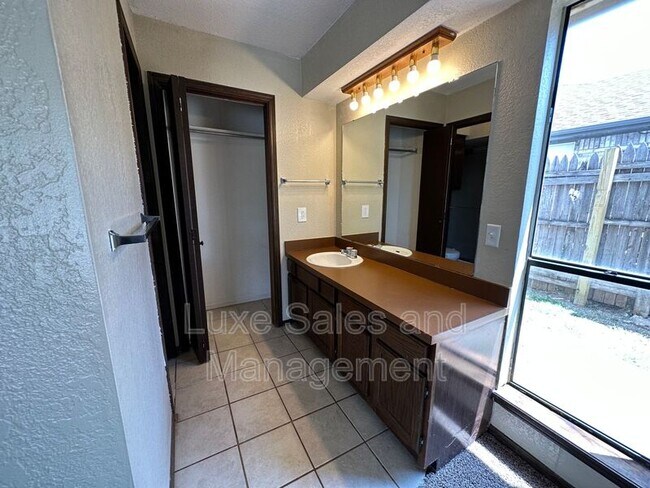 Building Photo - 3718 Southwind Ave