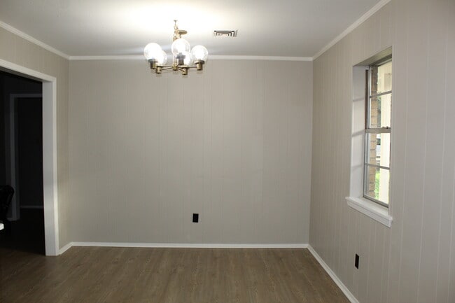 Building Photo - 1414 N Live Oak St