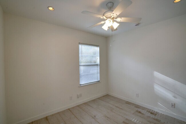 Building Photo - 1208 Shelley Ave