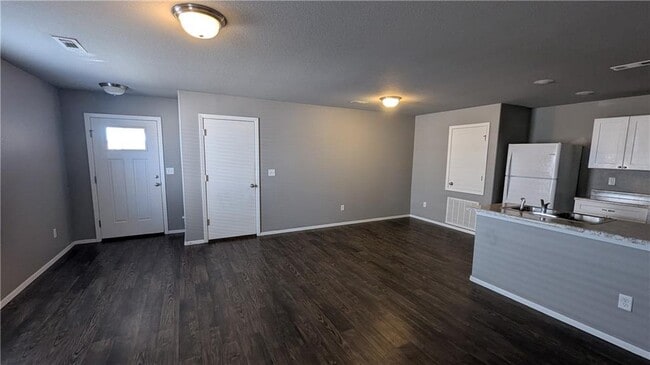 Building Photo - 228 E Anabranch Ct