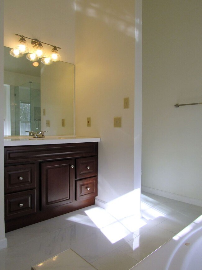 Building Photo - Beautiful 3 bed 2.5 bath Franklin Home