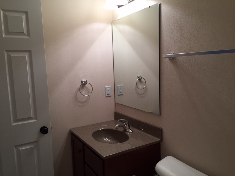 Building Photo - 423 Meadow Dr