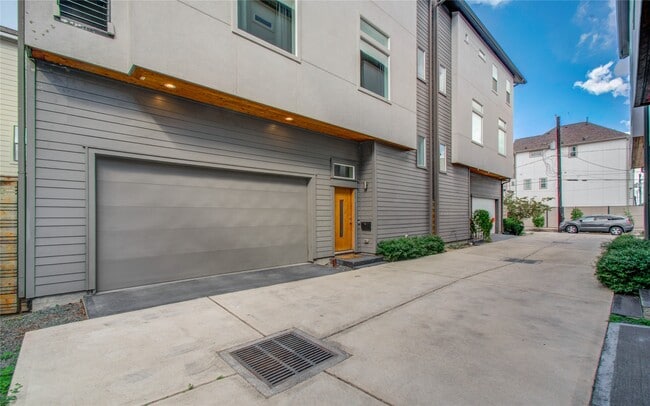 Building Photo - 4311 Marina St