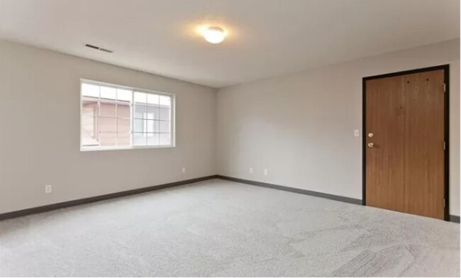 Building Photo - Beautiful 2BR 1ba condo available for May ...