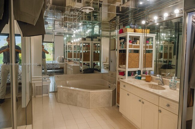Building Photo - 7441 Bay Hill Dr