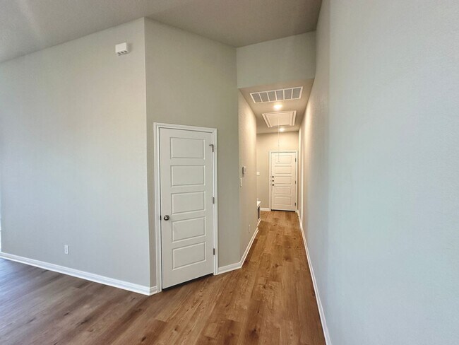 Building Photo - Luxury 3-Bed, 2-Bath in Emma Park!