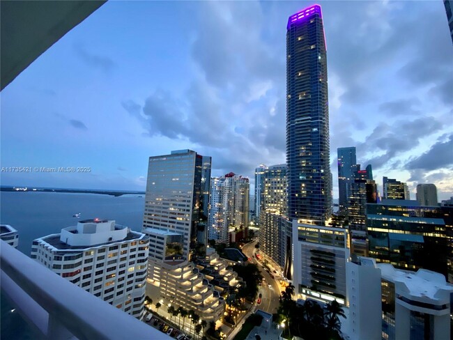 Building Photo - 950 Brickell Bay Dr