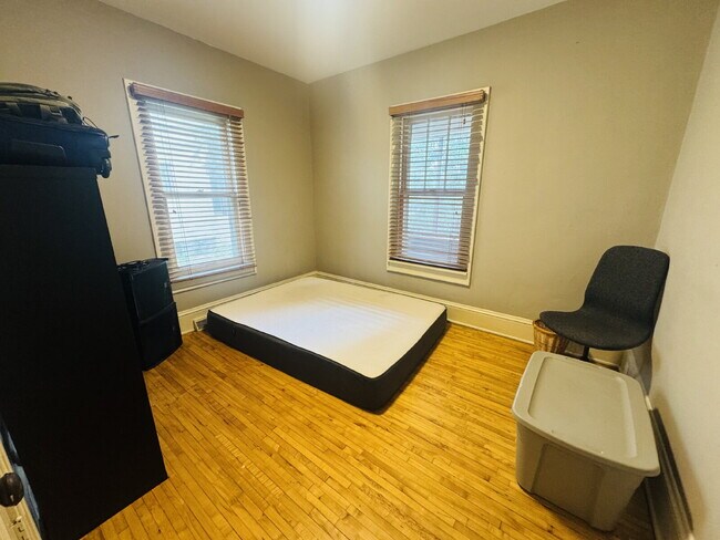 Building Photo - Charming 4-Bed Home with Granite Touches & Hardwood Elegance in Minneapolis!