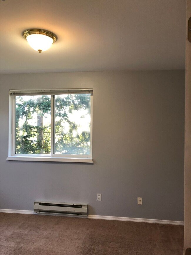 Building Photo - Modern and spacious 2 bedroom condo with bonus room!
