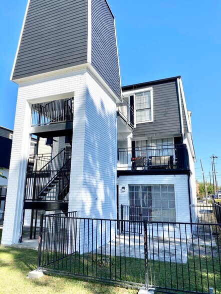 Building Photo - 1801 Campbell Rd