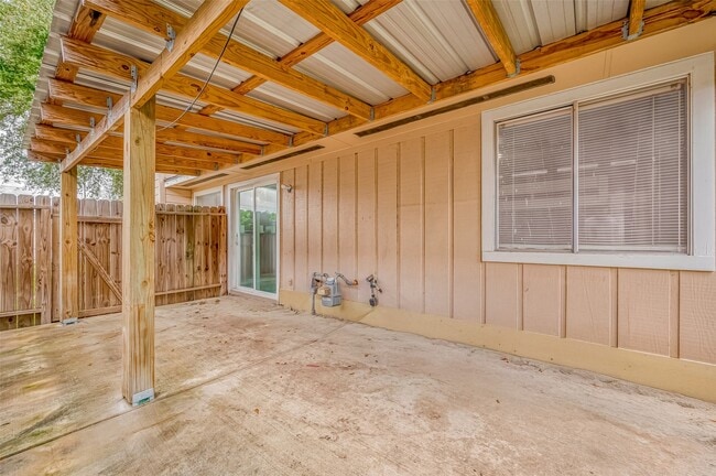 Building Photo - 9215 Golden Meadow Dr