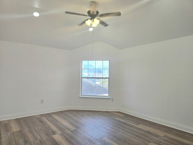 Building Photo - 20315 Lakeland Falls Dr