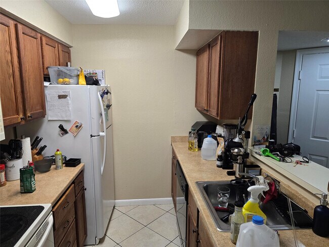 Building Photo - 2846 S University Dr