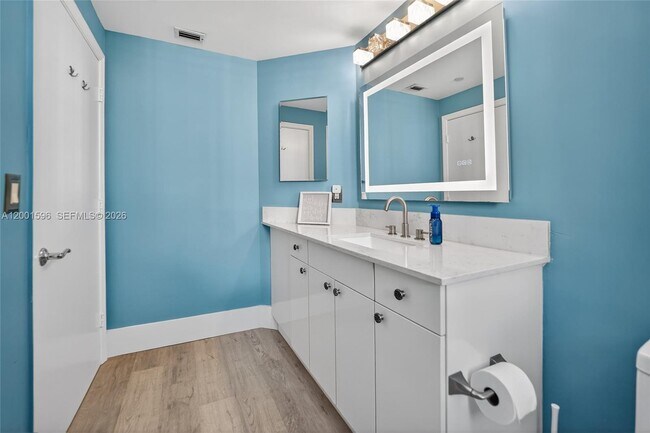 Building Photo - 21050 Point Pl