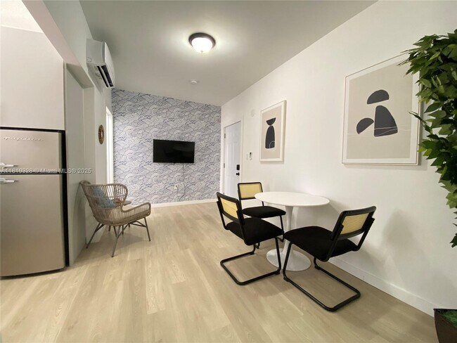 Building Photo - 1553 SW 7th St
