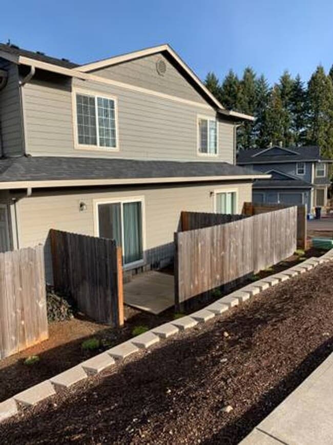 Building Photo - BEAUTIFUL 2 BEDROOM TOWNHOME IN SOUTH SALEM HILLS!