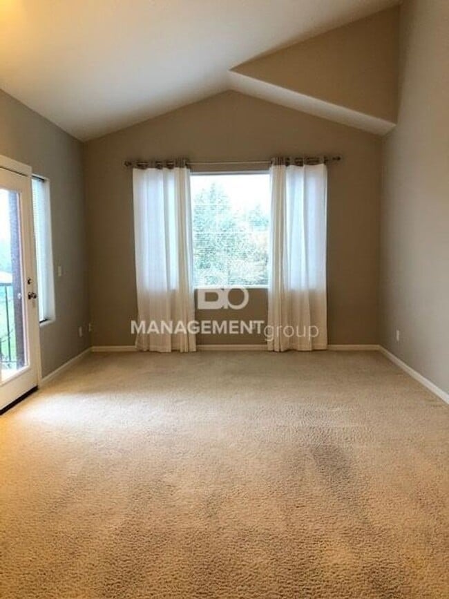 Building Photo - Light & Bright Timberland Condo in NW Portland MUST SEE!!! Garage Included