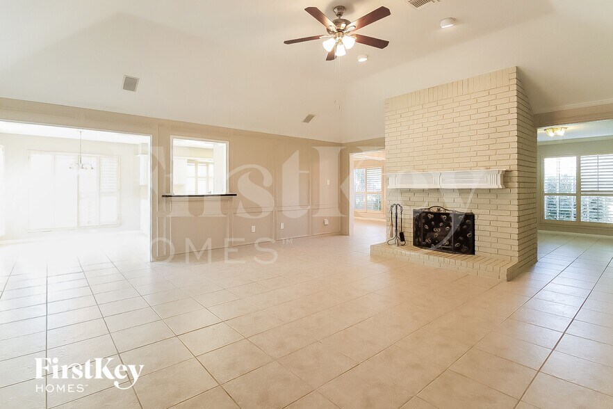 Building Photo - 2303 Prestwick Dr