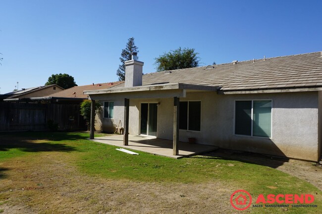 Building Photo - Appealing Home in Rosedale