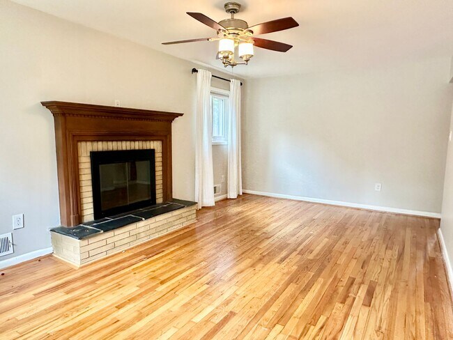 Building Photo - 5 Bedroom 2.5 Bathroom! Parking! Pets Welc...