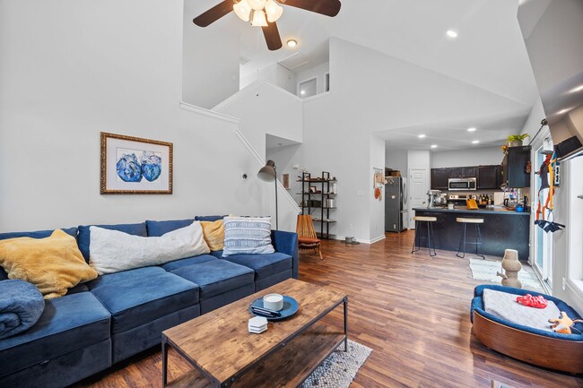 Building Photo - Spacious 3-Bed / 2.5-Bath Home in Southwes...