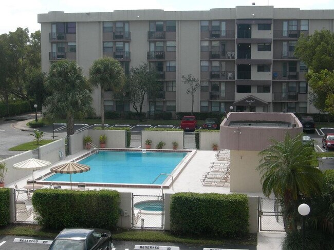 Building Photo - 2701 Riverside Dr