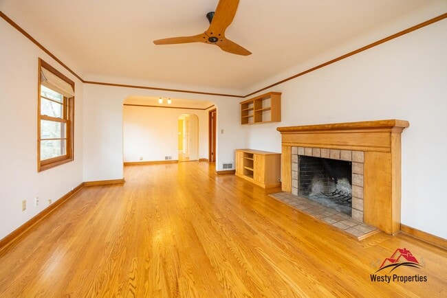 Building Photo - 3205 NE Davis St