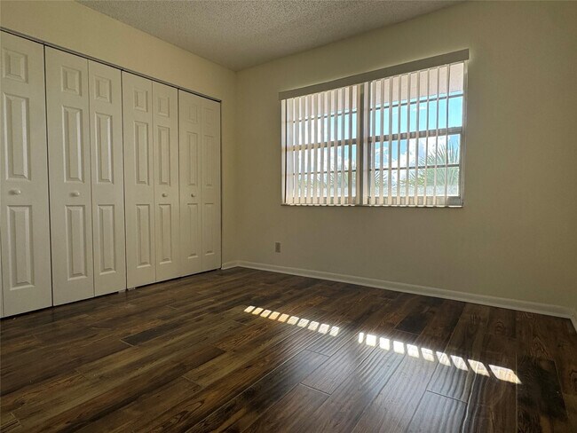 Building Photo - 1075 Riverside Dr