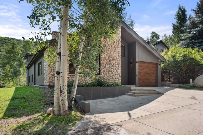 Building Photo - 432 Fairway Dr