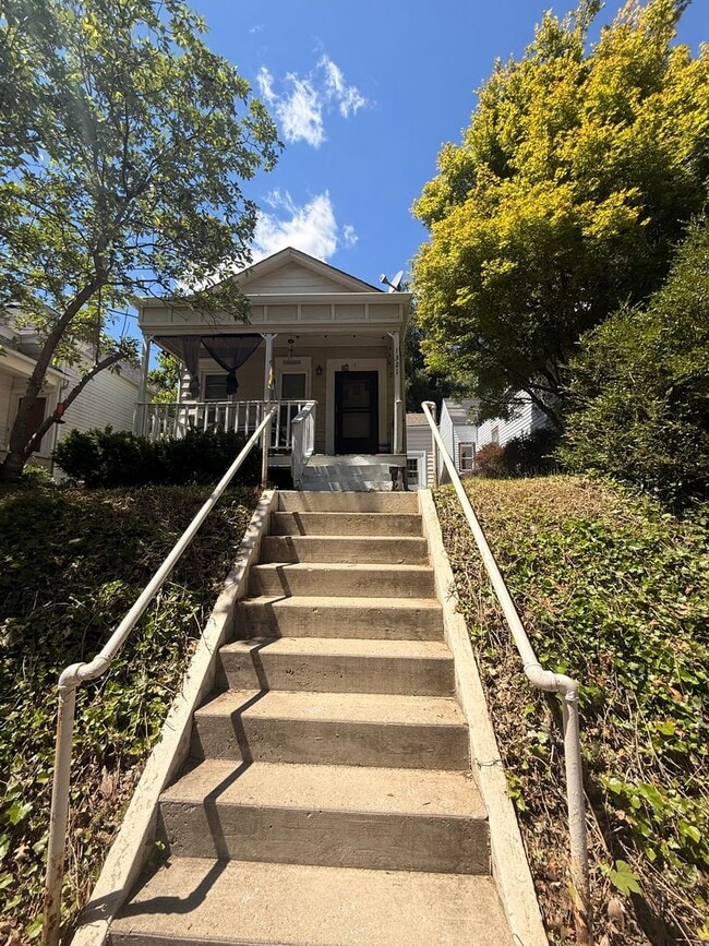 Building Photo - 2 bedroom duplex in the highlands!