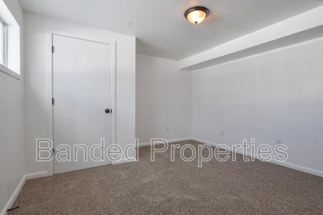 Building Photo - 470 N 200 W