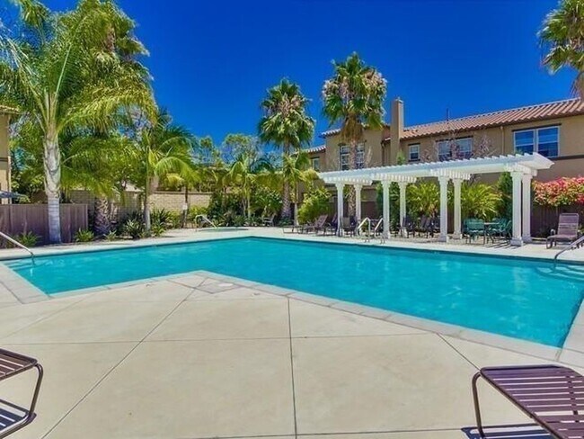 Building Photo - Fantastic 2 Bedroom Townhome minutes away to Camp Pendleton