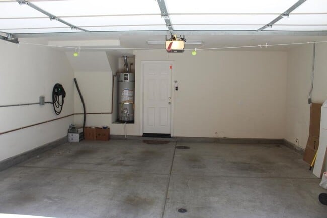 Building Photo - 3 Bd/3.5 Ba townhome w balcony & attached 2 car garage ~ Bishop