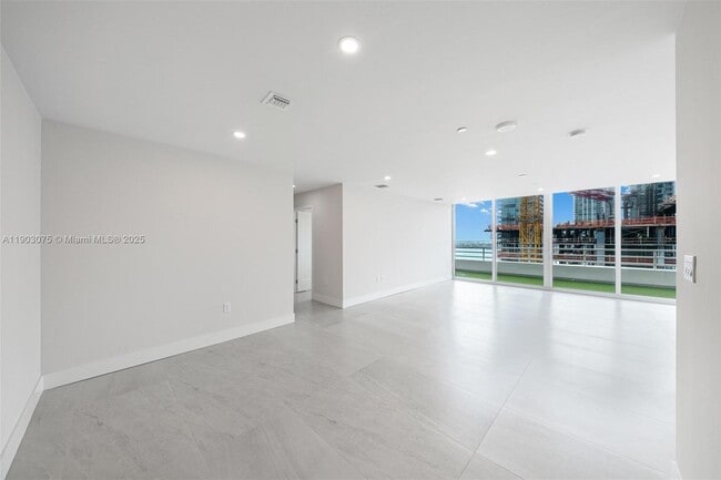 Building Photo - 555 NE 34th St