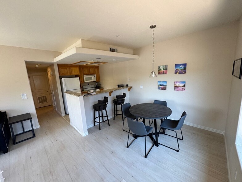 Building Photo - 400 Paradise Pky