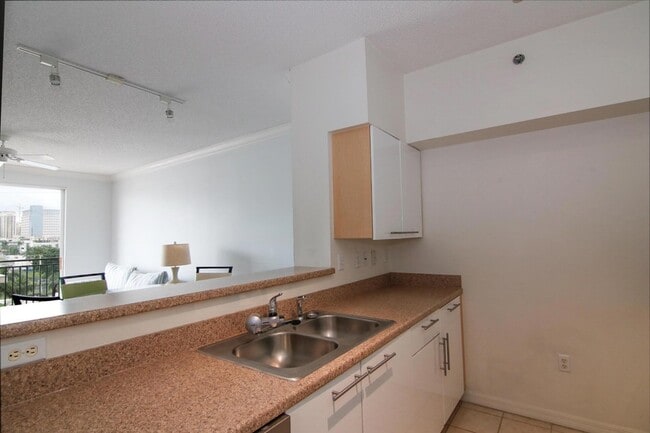 Building Photo - 616 Clearwater Park Rd