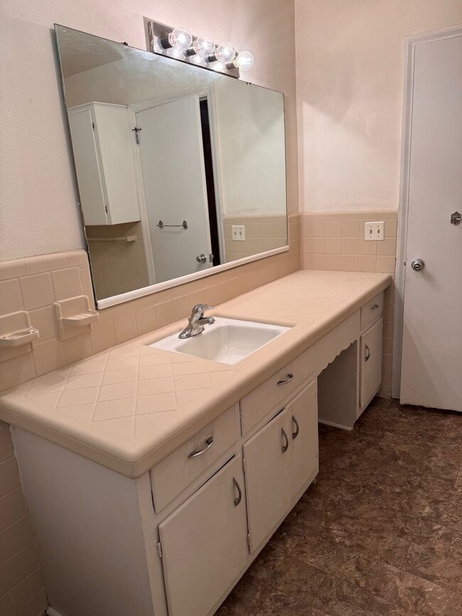 Building Photo - 2 BED, 2 BATH BRICK HOME LOCATED IN ASHEBORO!