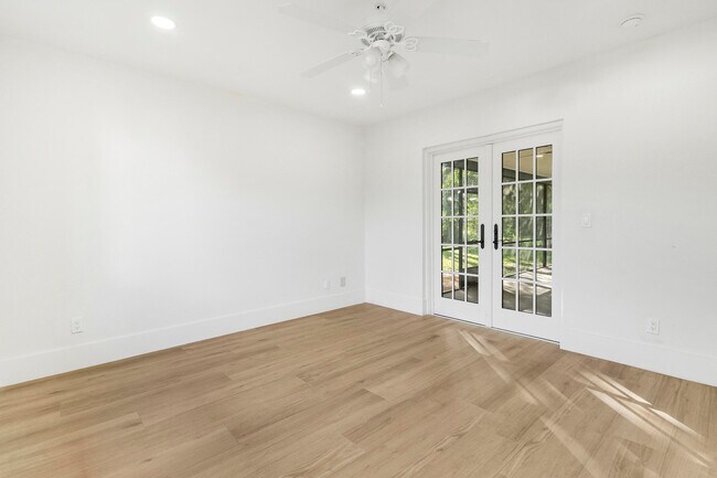 Building Photo - 1009 Alamanda Dr