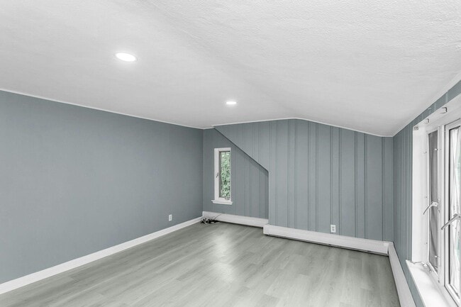 Building Photo - 95 E Shore Dr