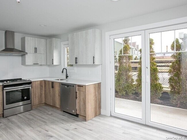 Building Photo - 170 W Montauk Hwy