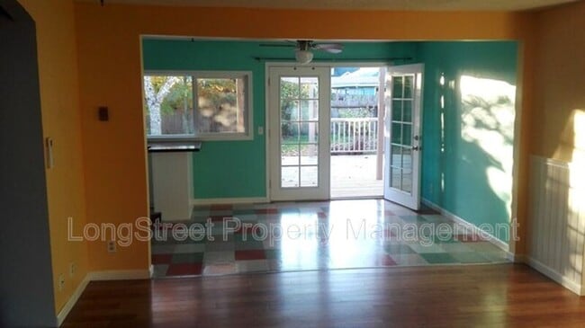 Building Photo - 2872 SE Linda St