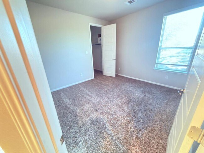 Building Photo - 807 Copper Lake Rd