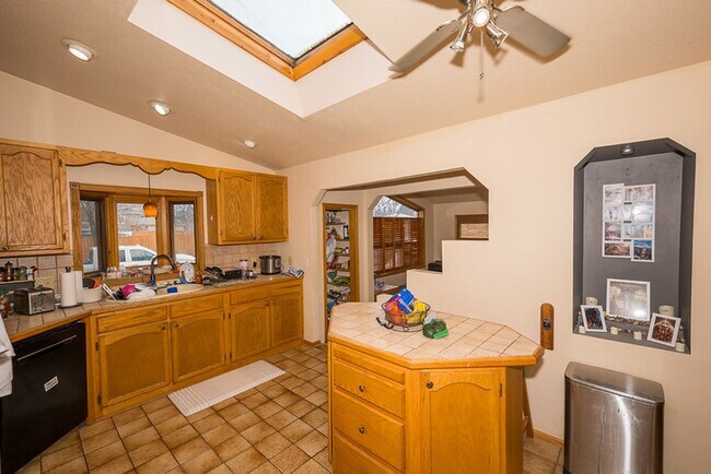 Building Photo - Great 4 Bedroom/2 Bath Home near UND!